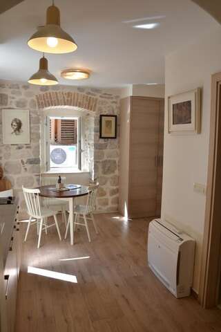 Апартаменты Apartmani Art Karampana Котор Улучшенный номер-студио-13